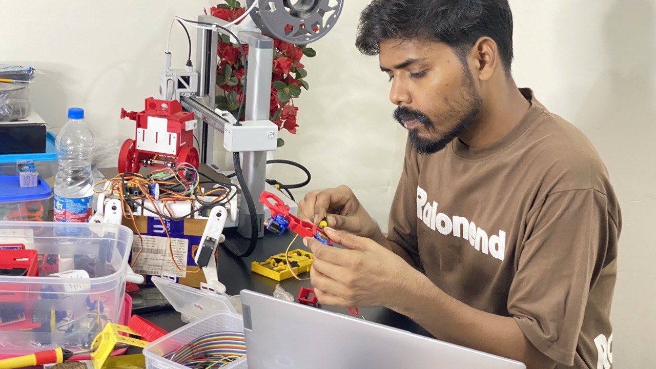 4-DOF Robotic Arm with Gesture and Voice Control
